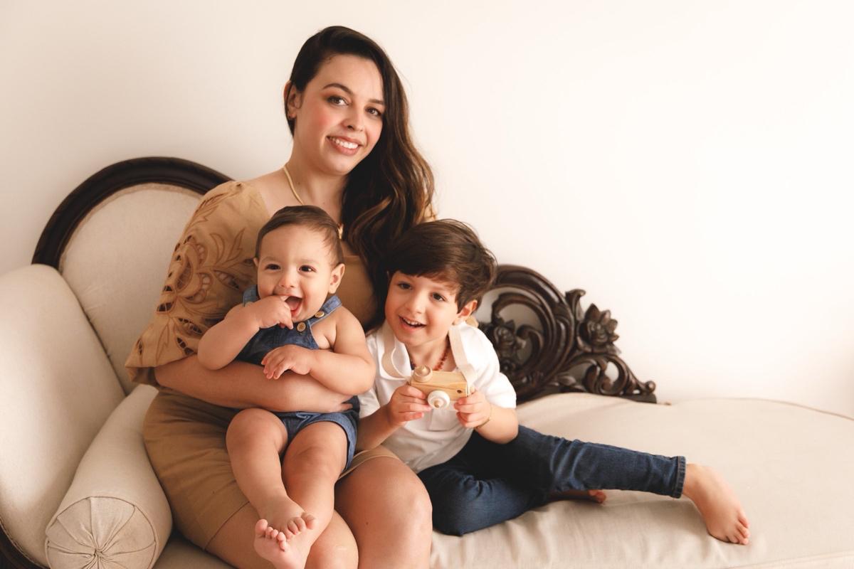 Mãe com filhos aproveitando atividades em família